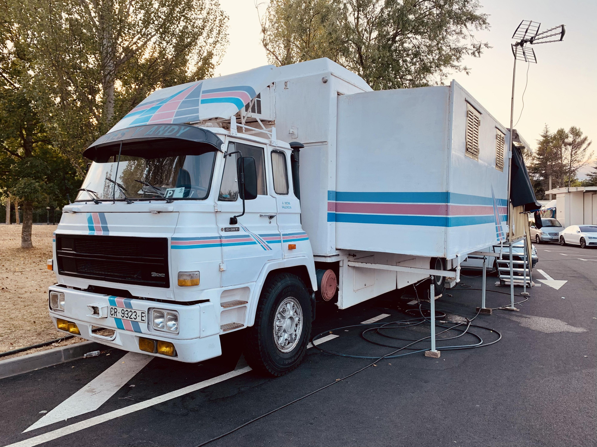 Un camión-vivienda de 1980, con antena de televisión incluida