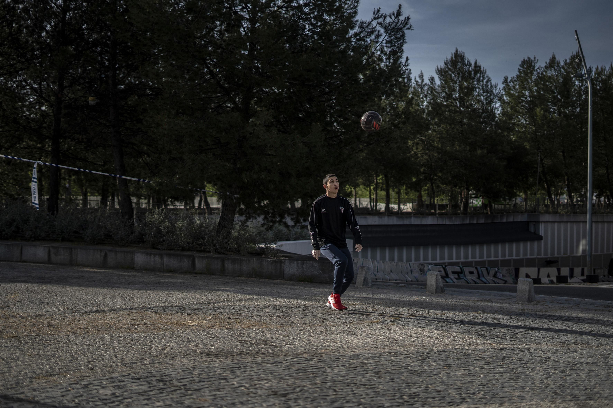 Un joven da toques al balón al aire libre