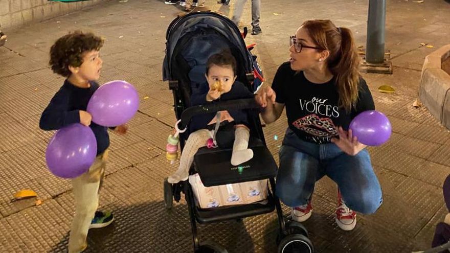 Débora Peredo y sus hijos en una manifestación por el Día contra la Violencia de Género.