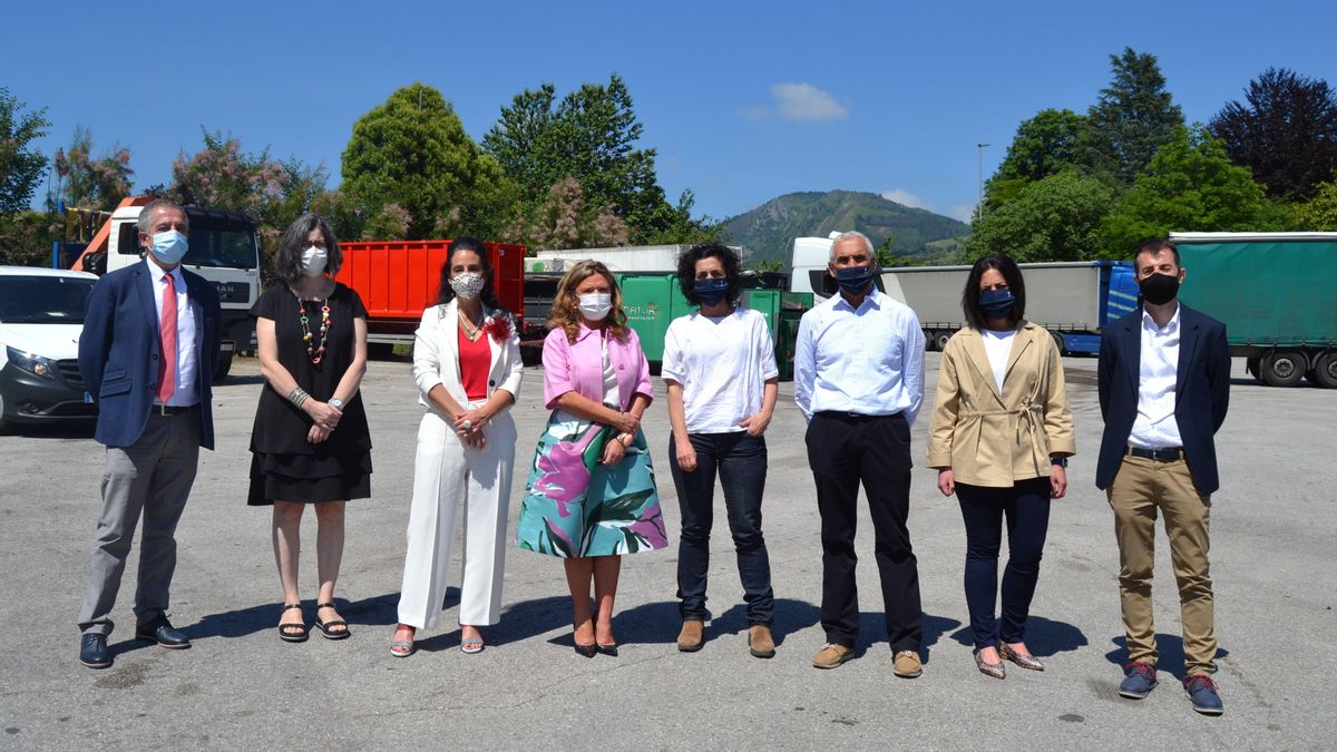 La consejera de Salud, Gotzone Sagardui, y la alcaldesa de Tolosa, Olatz Peón, en el lugar elegido para la construcción del nuevo hospital.jpg