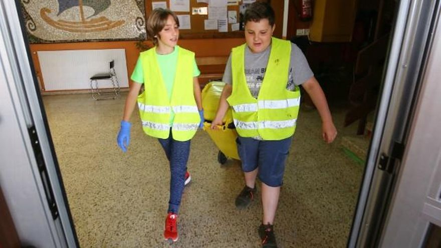 César Sánchez / ICAL Patrulleros de limpieza en el colegio la V Angustia de Cacabelos (León)