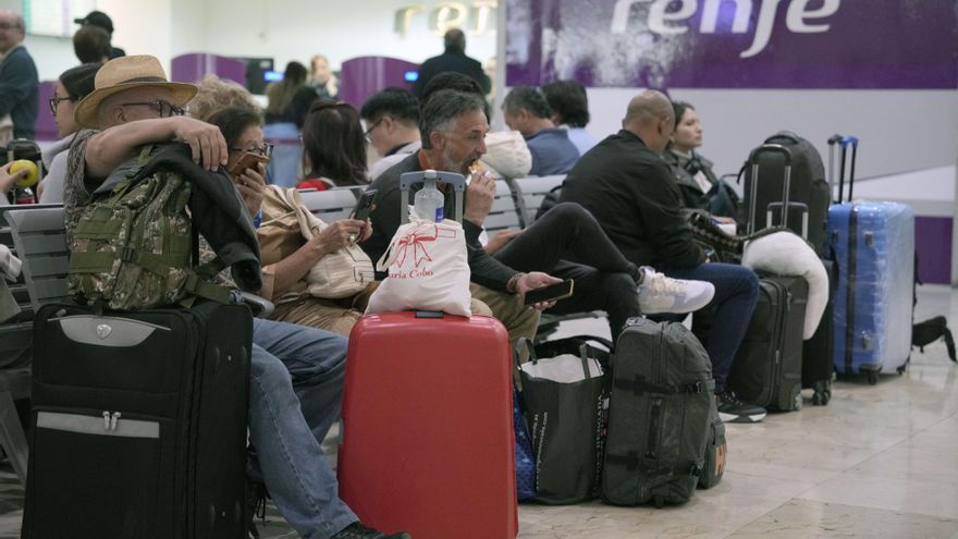 Renfe asegura que la parada de trenes fue por el "enganchón" de un Iryo en la catenaria