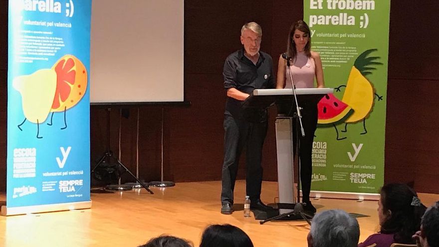 El coordinador del Voluntariat pel Valencià, Vicent Font, i la tècnica, Alejandra Martínez, en un acte d'Escola Valenciana.
