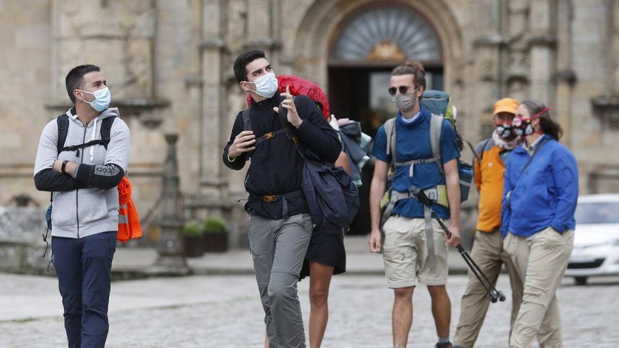 Unos peregrinos a su llegada a la Plaza del Obradoiro en Santiago de Compostela.