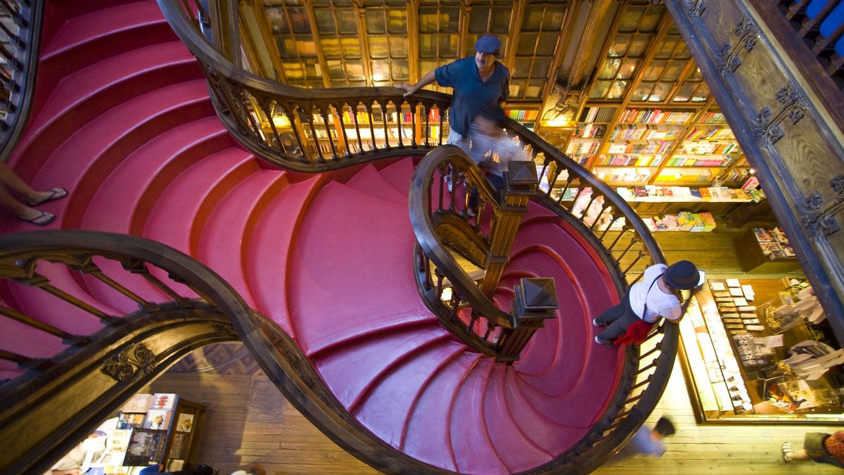 Escaleras de la librería Lello. Este lugar es uno de los más fotografiados de Oporto.