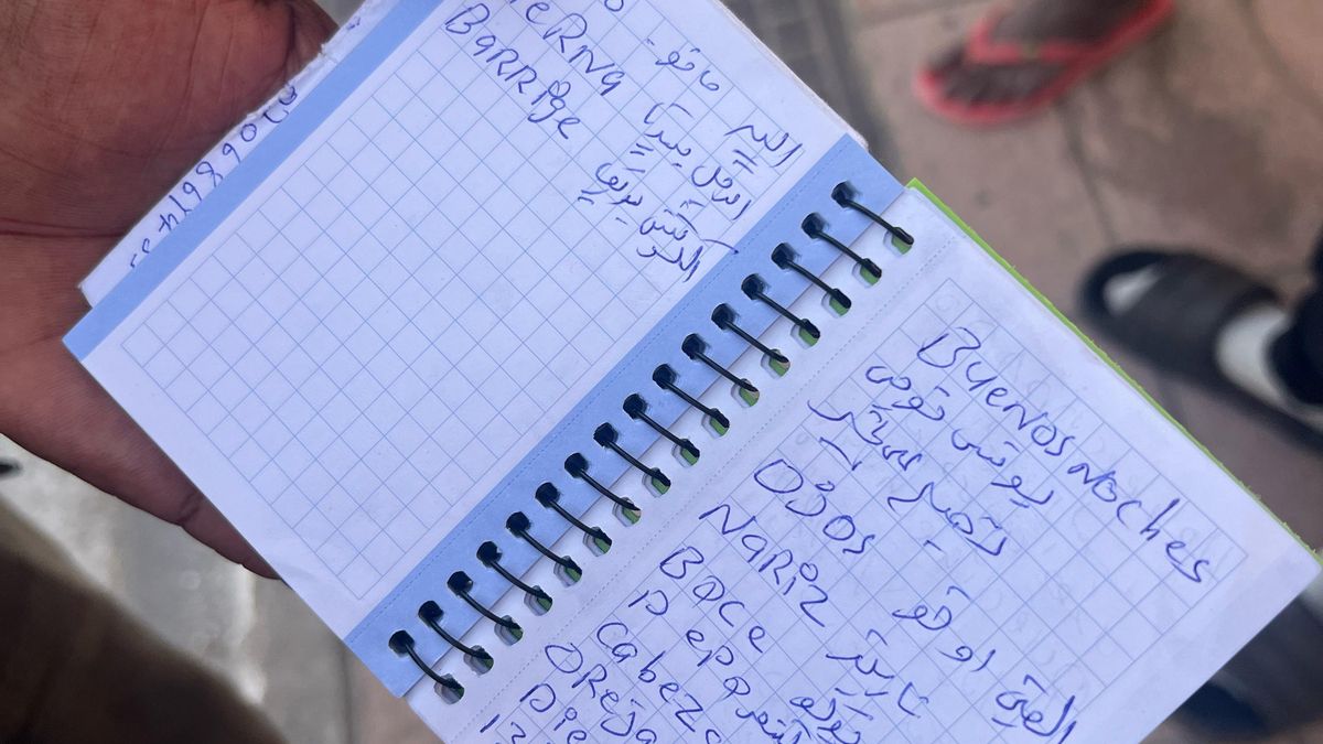 La libreta donde Mohammed Hassan apunta el vocabulario en español.