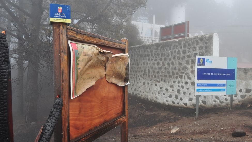 Carteles quemados en la Cruz de Tejeda