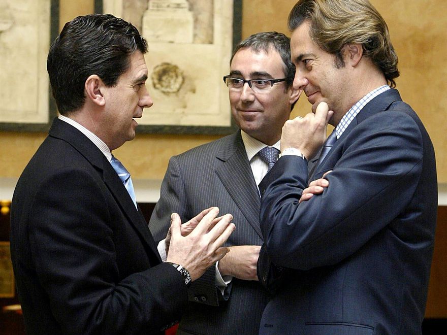 El expresidente balear Jaume Matas (izquierda), junto al exdirector del Instituto Nóos Diego Torres y el entonces consejero delegado de Sol Meliá, Sebastián Escarrer momentos antes de presidir la entrega del II Sport and Tourism Global Awars en Palma