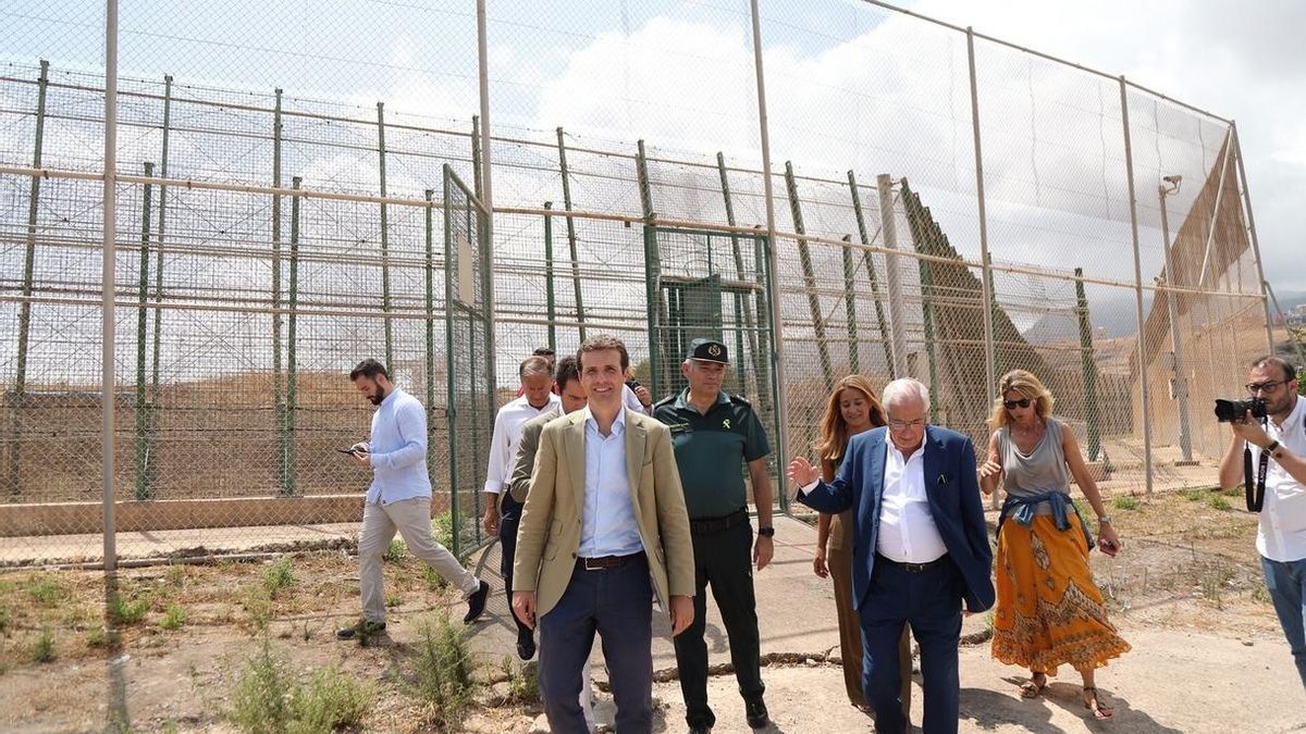 Casado critica los "bandazos" del Gobierno por la devolución de migrantes pero le ofrece su apoyo