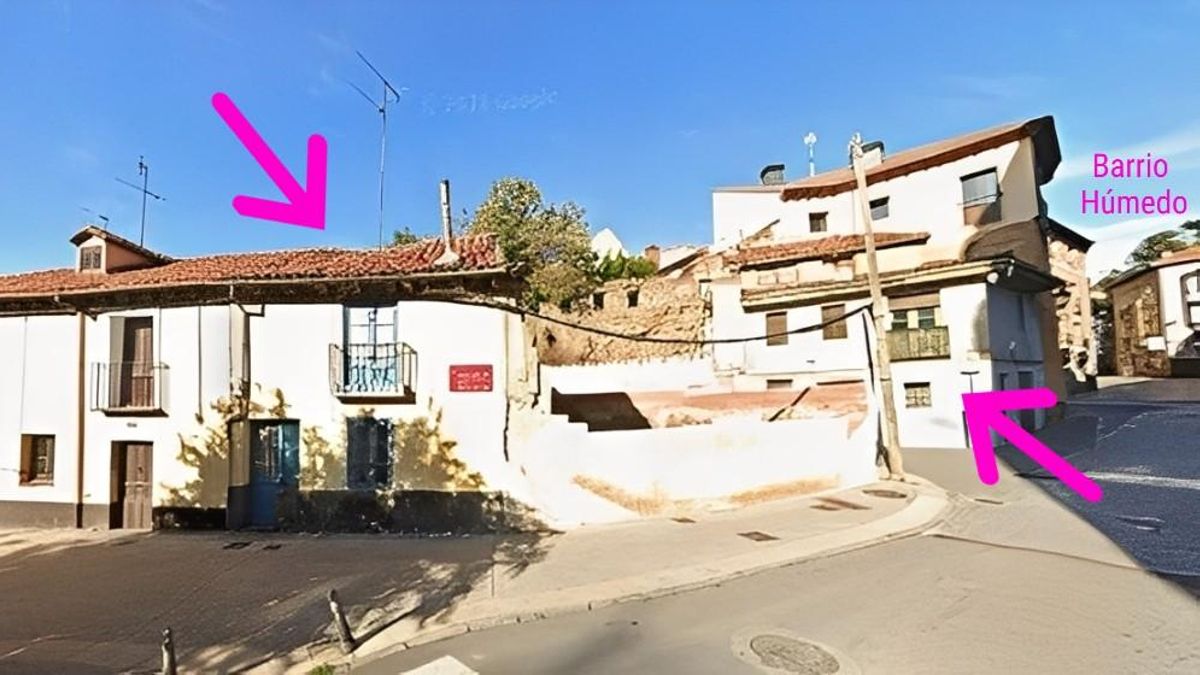 Las flechas identifican las dos nuevas casas a demoler en Santa Ana y en medio la ya derribada el año pasado.