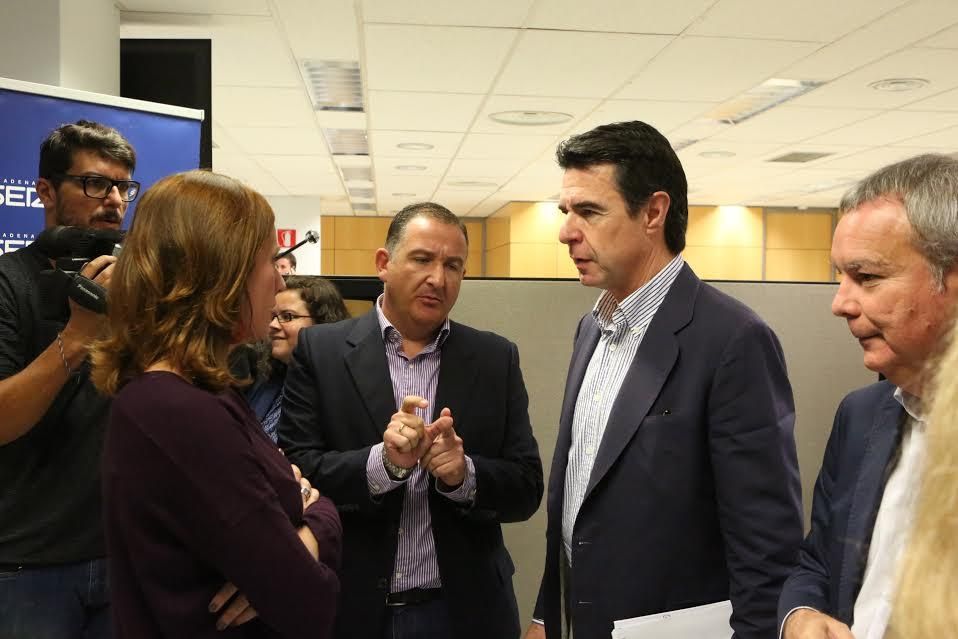 José Manuel Soria habla con Evaristo Quintana, moderador del debate.