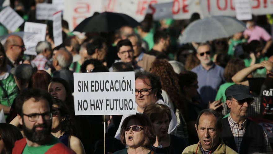 Manifestantes en una concentración en 2018 en favor de la enseñanza pública en Madrid / OLMO CALVO