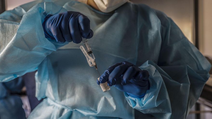 España llega a la segunda dosis de la vacuna lastrada por el arranque desigual de las comunidades