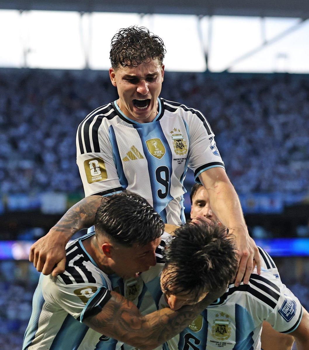 Argentina festeja el gol de Lisandro Martínez, el segundo que le dio el triunfo a la selección nacional