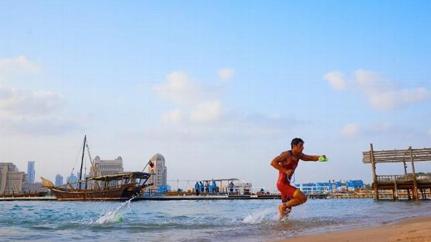 Kevin Viñuela se proclamó vencedor en el acuatlón de los Mundiales de playa de Doha