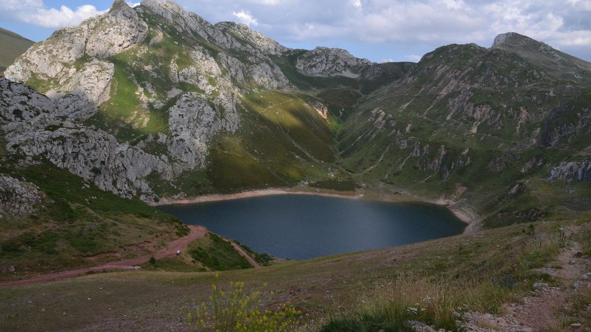 Cumbres y aguas. Lagos de Saliencia.