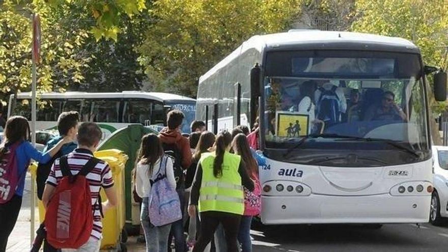 La Junta deja sin cubrir tres de cada cuatro rutas escolares y se ve obligada a pagar un 5% más