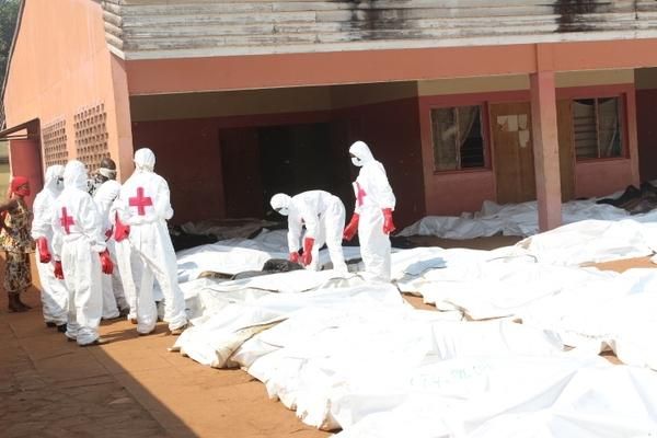 Cruz Roja ha anunciado que el número de muertos por la violencia desatada la semana pasada entre cristianos y musulmanes supera ya los 500. En la foto, el personal de ayuda humanitaria recoge cadáveres. Amnistía Internacional vio cientos de ellos apilados © Amnesty International