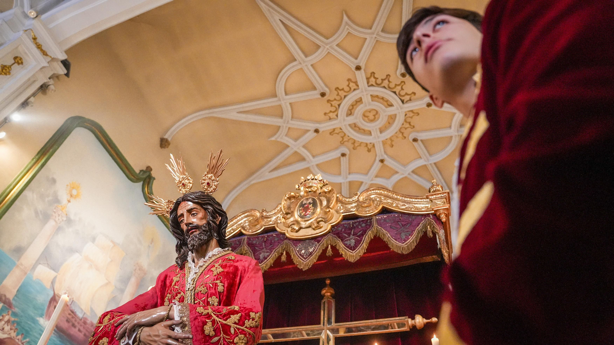 Los besapiés de Jesús Rescatado y del Cristo del Remedio de Ánimas, y el besamanos de Jesús, Divino Salvador, en su Prendimiento, en imágenes