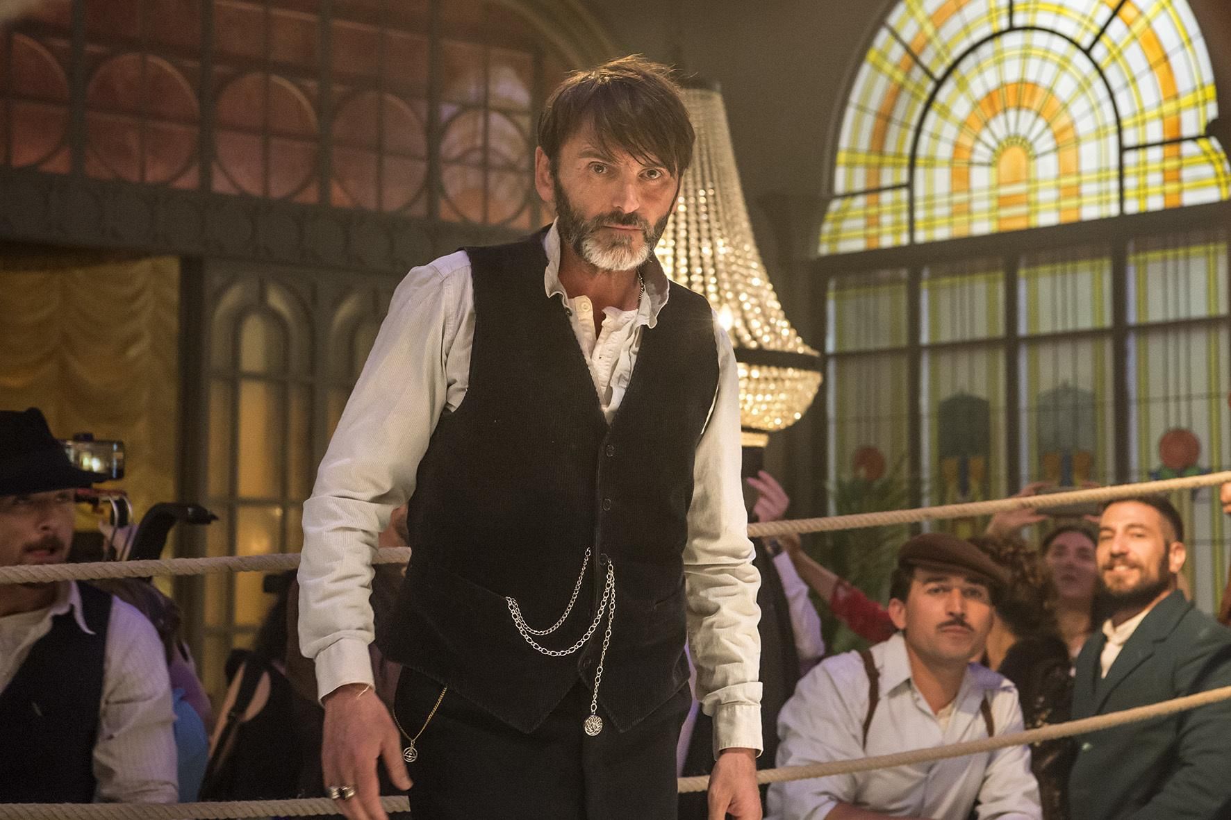 Visita al rodaje de El continental, la nueva serie de Álex García y Michelle Jenner en TVE