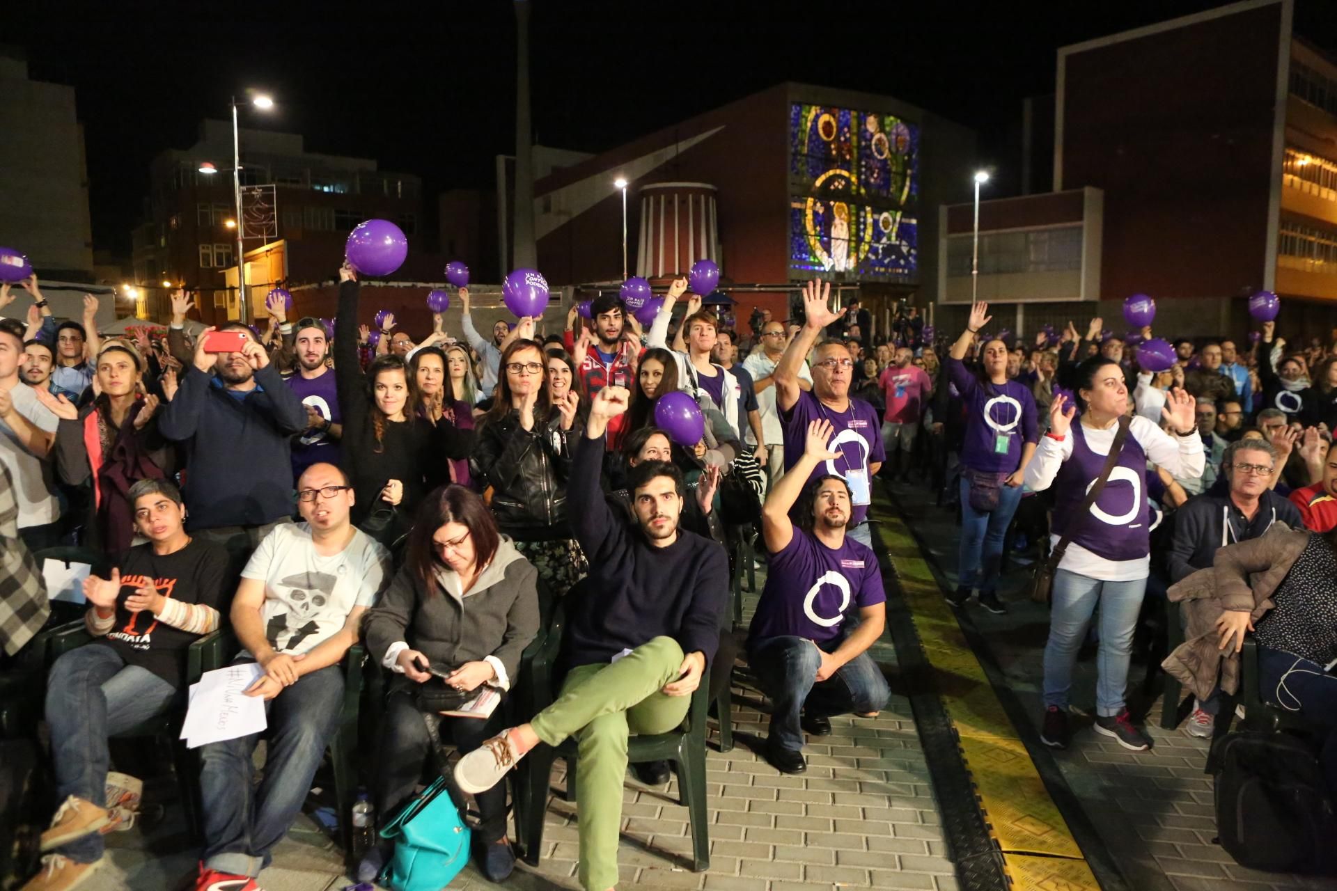 Asistentes al acto de Podemos en Gran Canaria (ALEJANDO RAMOS)