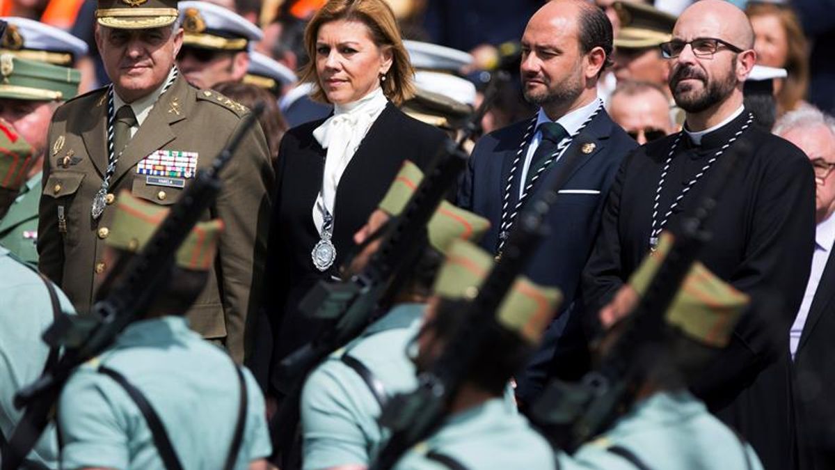 La ministra de Defensa, María Dolores de Cospedal, presidiendo el traslado del Santísimo Cristo de la Buena Muerte