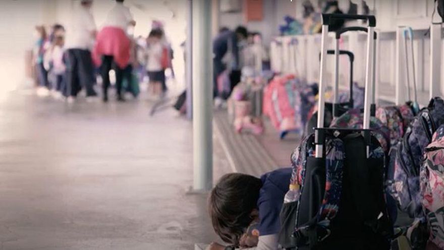 Niños a la entrada de las aulas modulares del CEIP Costa Teguise. (Fotograma de Trópico Distópico)