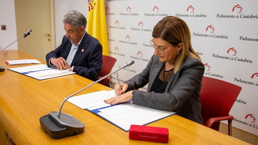 Archivo - Imagen de archivo de la firma del acuerdo presupuestario para 2025 entre la presidenta de Cantabria, María José Sáenz de Buruaga, y el secretario general del PRC, Miguel Ángel Revilla