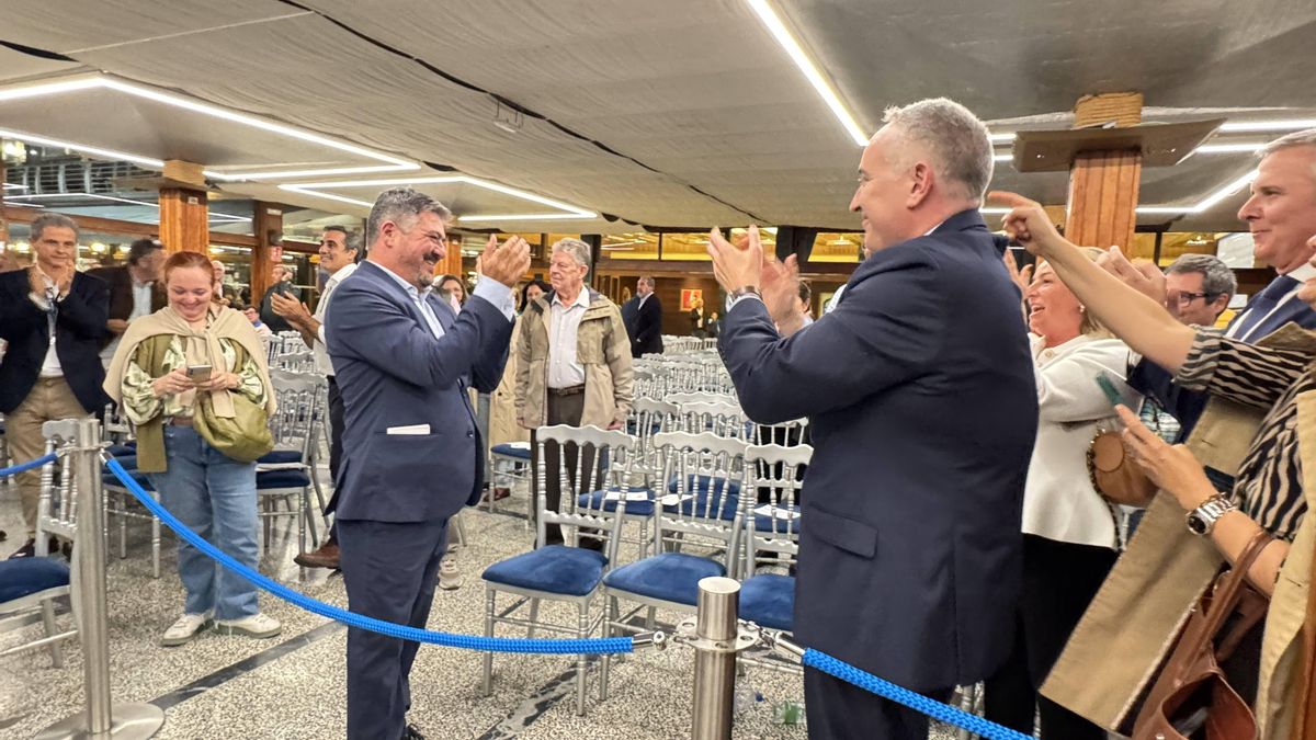 Pedro M. Sánchez González, conocido como ‘Pity’ (a la izquierda), tras vencer en las elecciones.