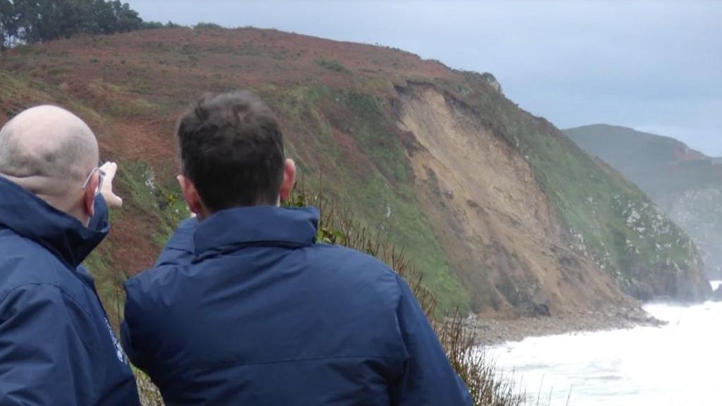 La inestabilidad geológica y el temporal, causas del espectacular desprendimiento en la costa de Valdoviño (A Coruña)