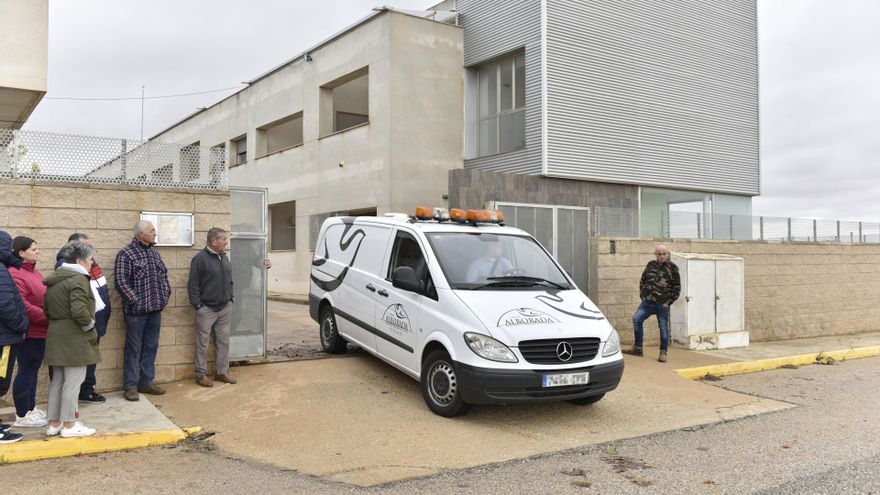 Un vehículo de la funeraria sale del cuartel de la Guardia Civiln Quintanar del Rey, Cuenca.