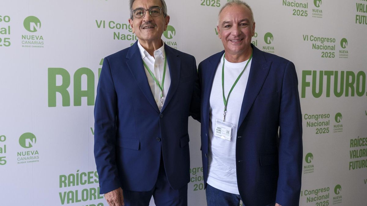 El nuevo secretario general de Nueva Canarias y el saliente Luis Campos (d) y Román Rodríguez (i), juntos tras la renovación de la ejecutiva, en el congreso que el partido celebró este domingo. Este congreso llega marcado por la escisión que ha sufrido el partido con la marcha de militantes y cargos públicos.