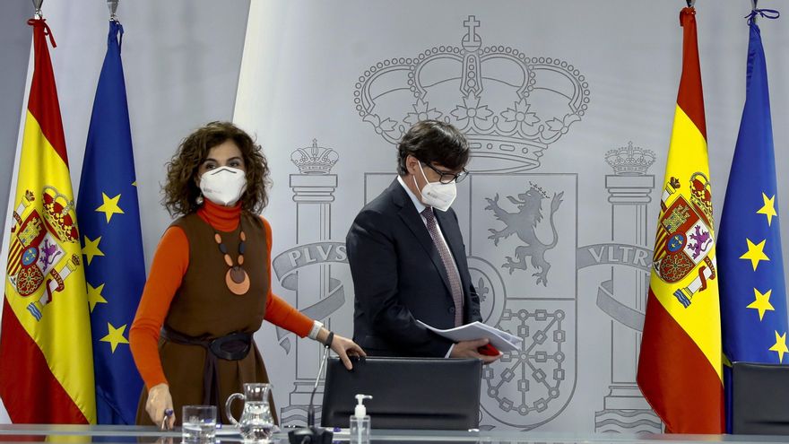 La ministra de Hacienda y portavoz del Gobierno, María Jesús Montero, y el titular de Sanidad y candidato del PSC a la presidencia de la Generalitat, Salvador Illa, al inicio de la rueda de prensa posterior a la reunión semanal del Consejo de ministros, este martes en Moncloa. EFE/ Ballesteros