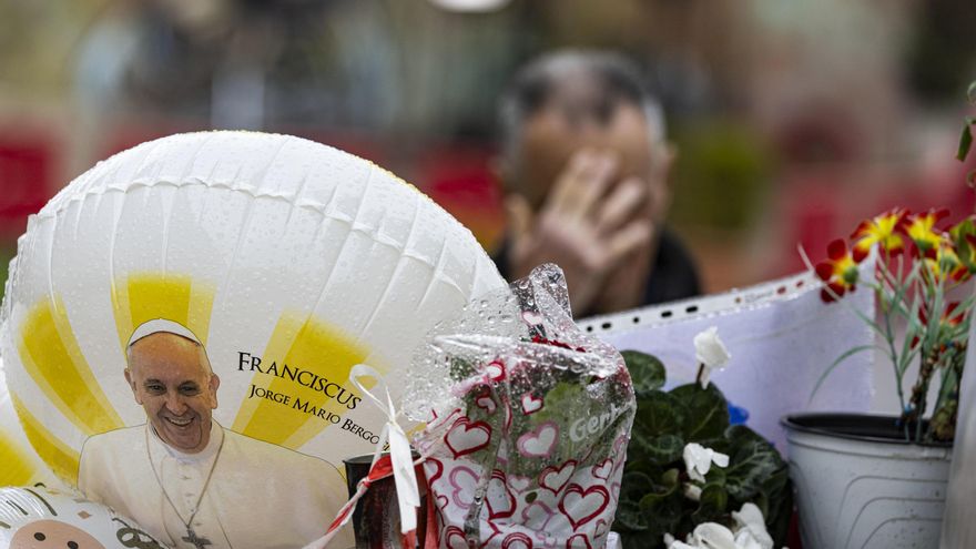 El papa no ha vuelto a sufrir crisis respiratorias y puede levantarse
