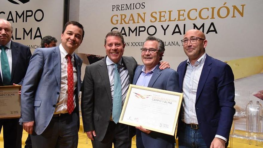 El presidente y el consejero con uno de los premiados
