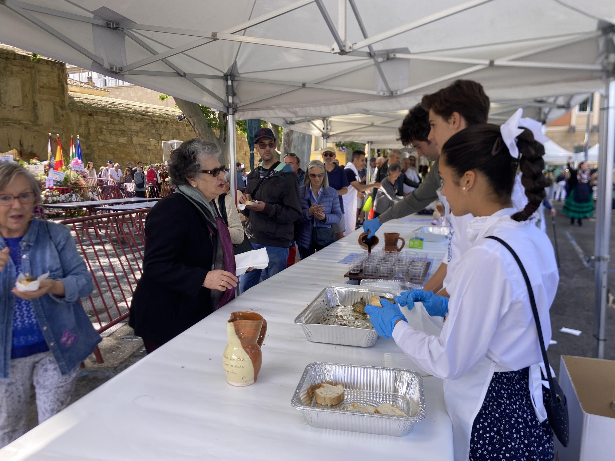 Reparto del pan, el pez y el vino por San Bernabé en Logroño
