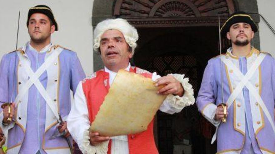 Lectura del  Bando Minué  a cargo del actor Quique Santacruz.