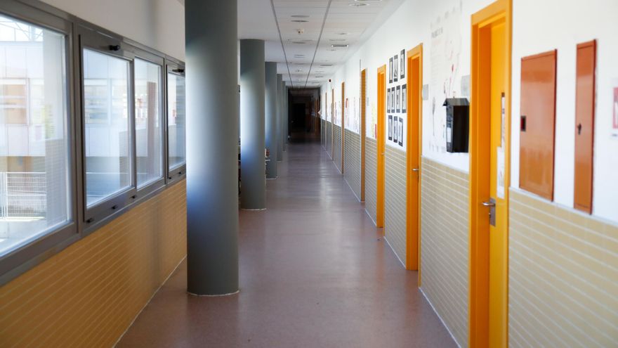 Archivo - Pasillo en el interior de un colegio.- Archivo
