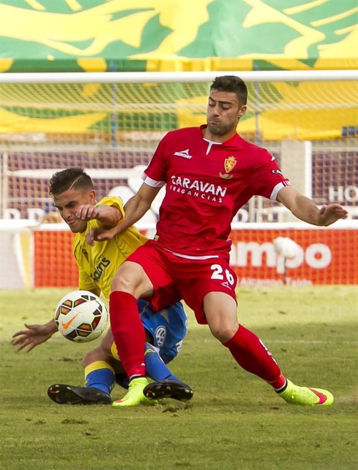 El centrocampista del Real Zaragoza Diego Rico lucha por el balón. EFE/Ángel Medina G.