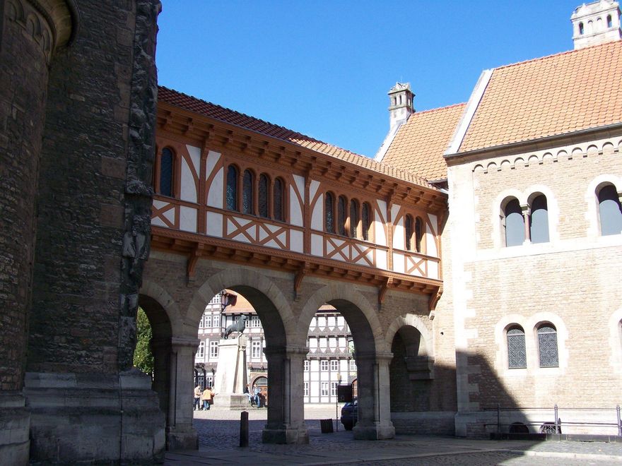 Los arcos que unen el Castillo de Brunswick y la catedral deja ver parte de la Plaza del Burgo.