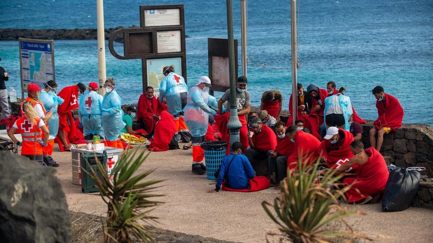 Una patera con medio centenar de personas llega por sus propios medios a la playa de El Jablillo de Lanzarote. EFE/ Javier Fuentes.