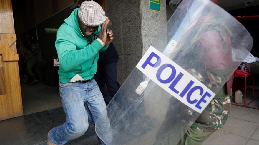 Muere un manifestante tras recibir una brutal paliza por policías en Kenia
