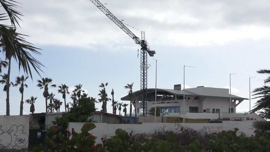 Cómo el cruce de intereses económicos y políticos incendió la mayoría del PSOE en uno de los principales municipios turísticos de Tenerife