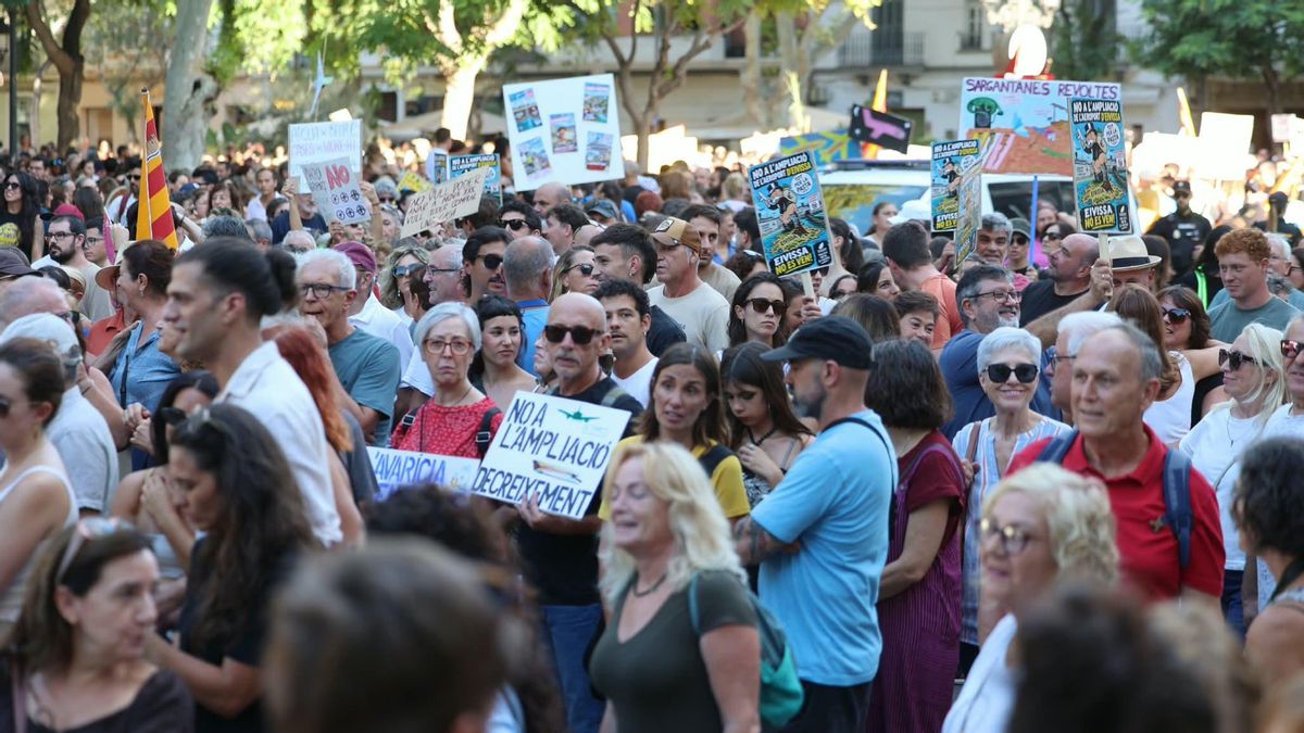 Miles de personas claman contra el proyecto de ampliar el aeropuerto de Ibiza: "¡AENA, a la trena!"