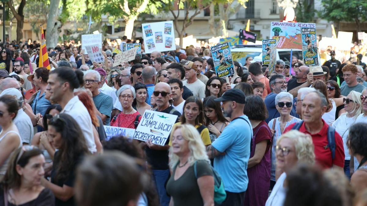 Miles de personas claman contra el proyecto de ampliar el aeropuerto de Ibiza: "¡AENA, a la trena!"