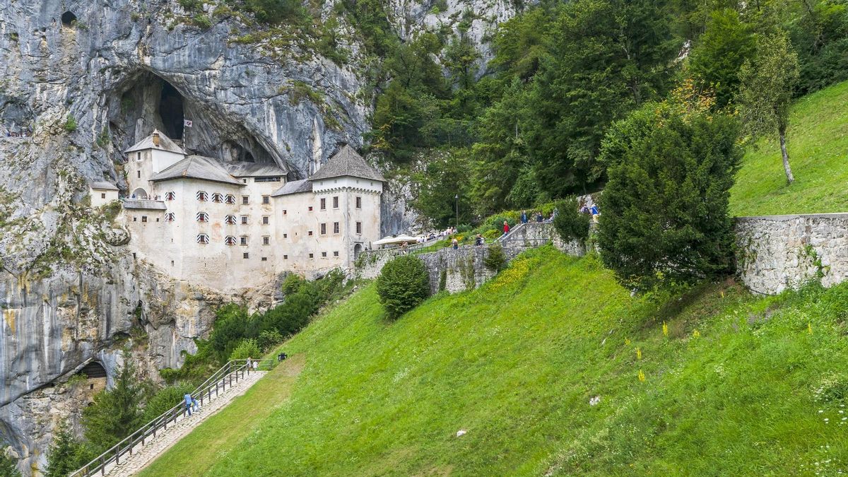 El castillo se sitúa en la idílica aldea de Predjama, a escasos nueve kilómetros de las famosas Cuevas de Postojna