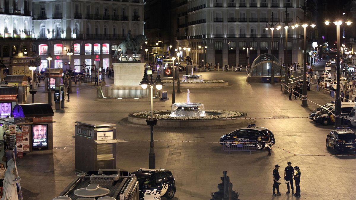 FOTOS: La Policía desaloja la Puerta del Sol para instalar un enorme retrato de Felipe y Letizia