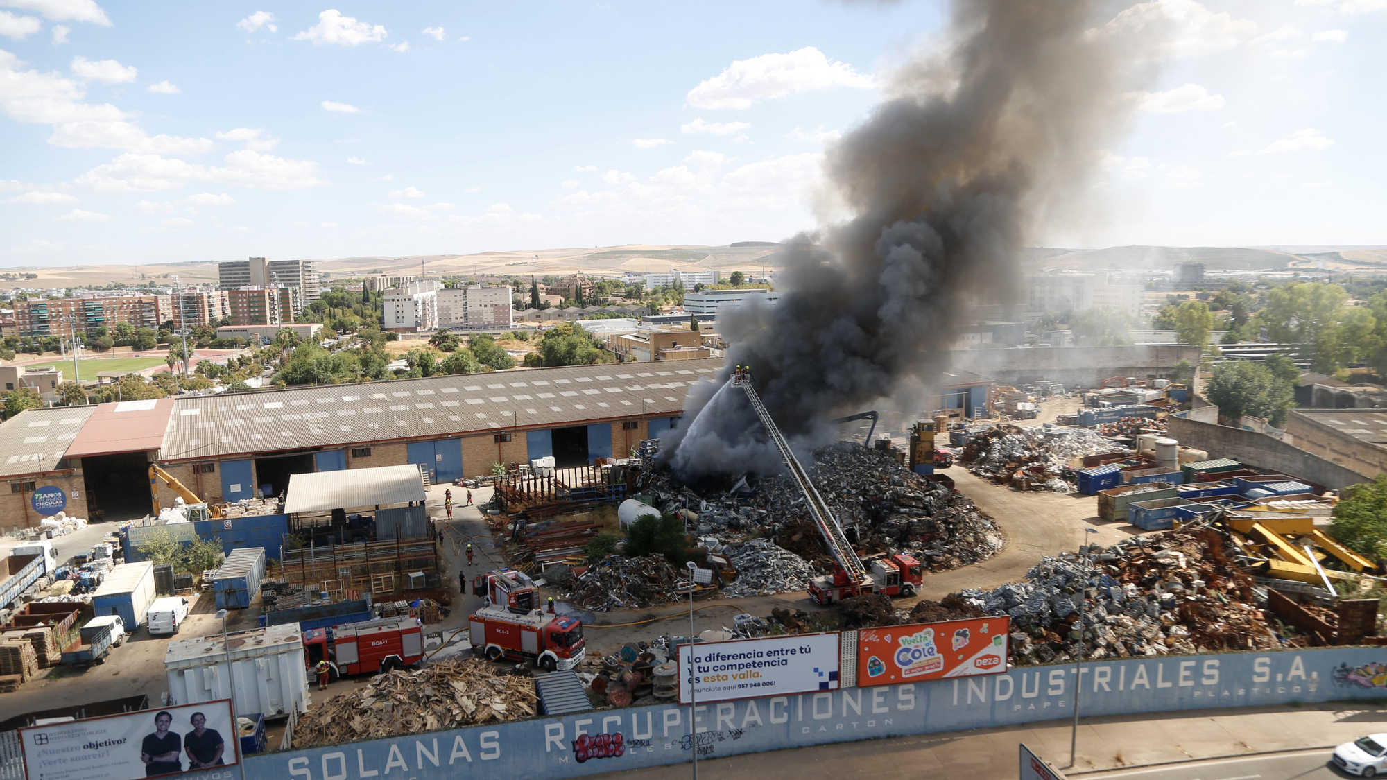 Los bomberos acuden a sofocar un aparatoso incendio de chatarra en los terrenos de la empresa Solanas