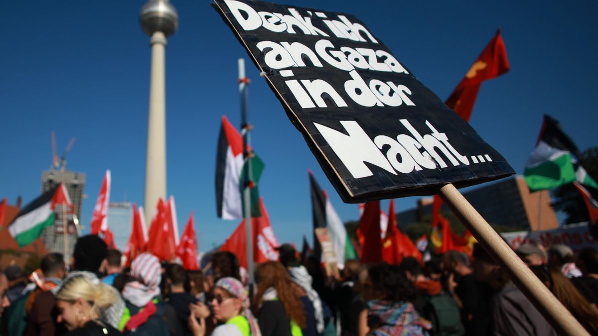 Participantes en la manifestación contra la actuación israelí en Gaza que ha tenido lugar este sábado en Berlín. EFE/EPA/Clemens Bilan