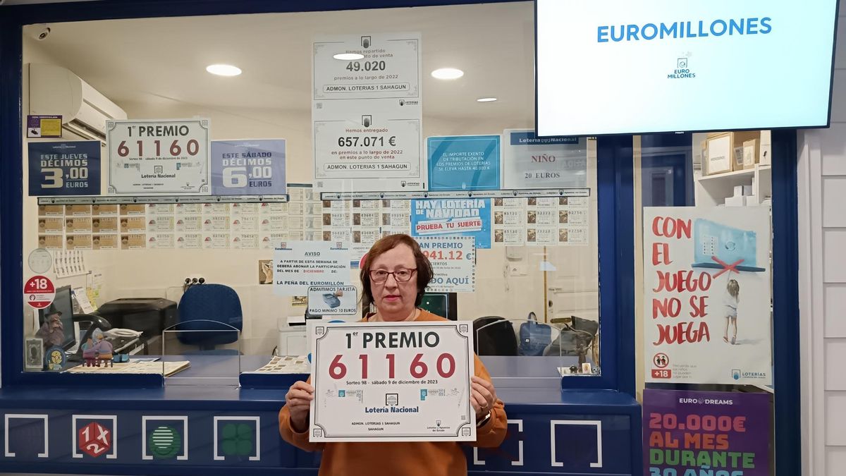 La lotera de la Administración Número 1 de Sahagún con el número premiado.